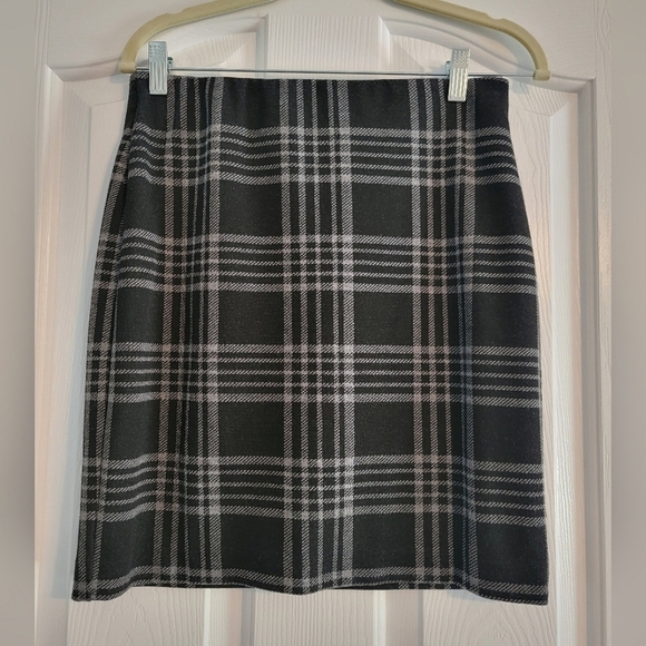 LOFT Dresses & Skirts - LOFT gray and black plaid skirt